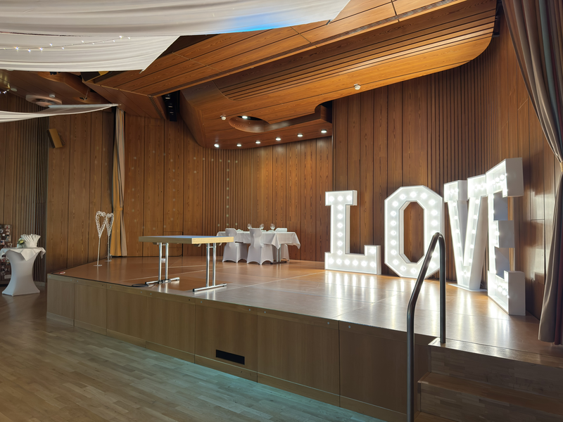 Bühne des Welfensaals mit dem Wort "LOVE" als große Leuchtaufsteller. 