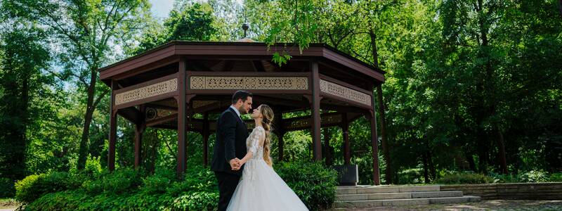 Hochzeitspaar vor dem Pavillon auf der Erleninsel
