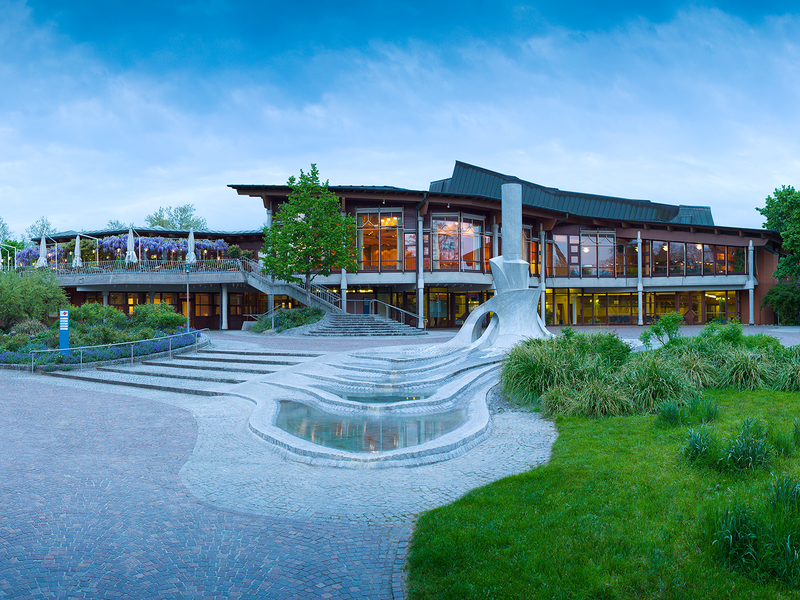 Bürgerzentrum von außen mit dem Brunnen im Vordergrund. 