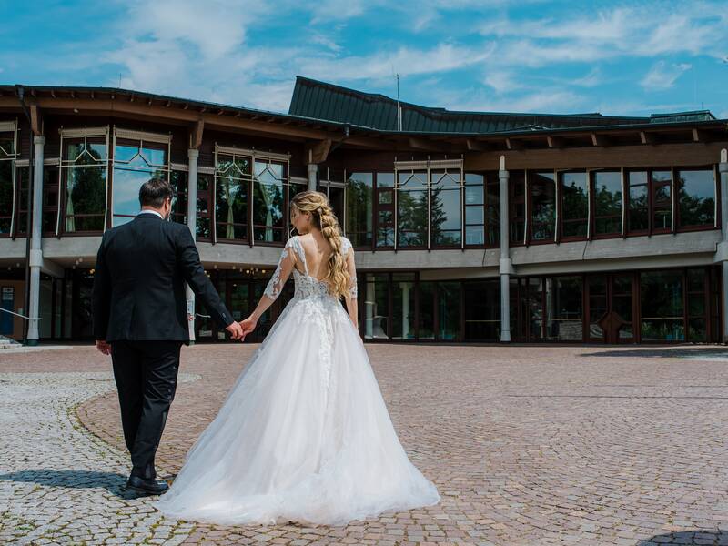 Hochzeitpaar vor dem Bürgerzentrum. 