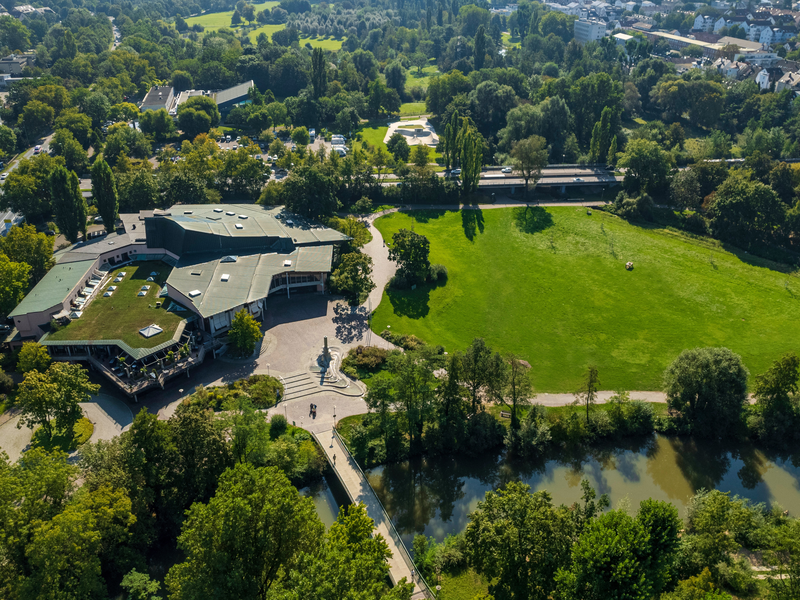 Bild des Bürgerzentrum mit der Brühlwiese und der Rems von oben. 