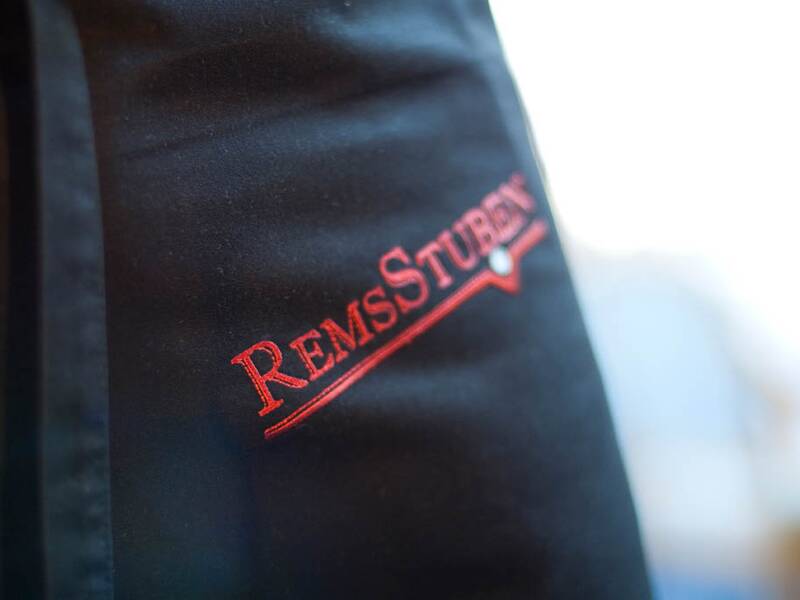Remsstuben Logo auf schwarzen Untergrund 