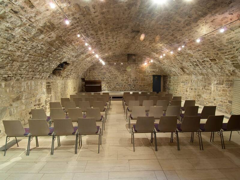 Reihenbestuhlung im Gewölbekeller Kameralamtskeller mit Lichtern an der Decke