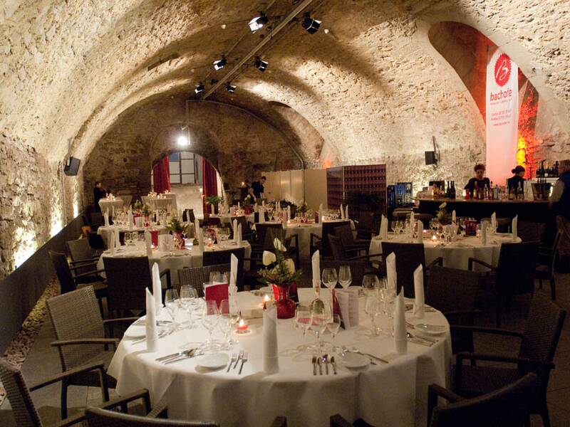 Der Schlosskeller mit festlich gedeckten Gala-Tischen.