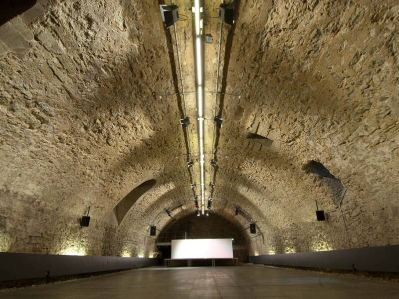 Schlosskeller leer und beleuchtet.
