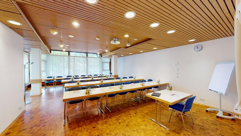 Schwabentreff in Seminarbetischung mit Holzboden und Holzdecke. 