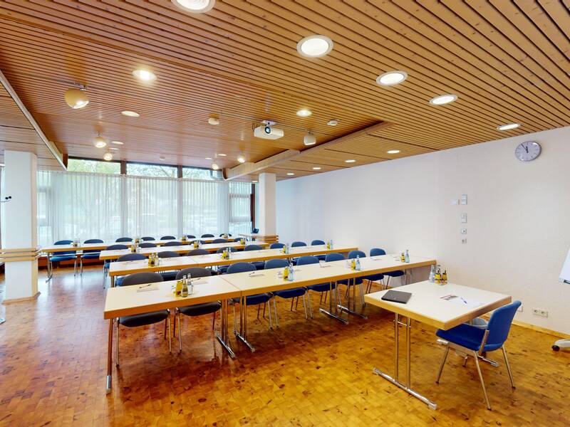 Schwabentreff in Seminarbetischung mit Holzboden und Holzdecke. 