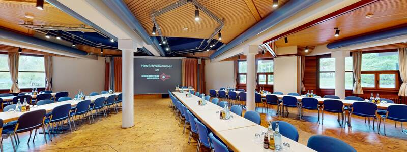 Das WN Studio in Tafelbetischung mit Bühne. 