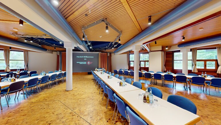 Das WN Studio in Tafelbetischung mit Bühne. 