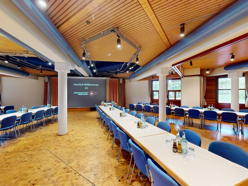 Das WN Studio in Tafelbetischung mit Bühne. 