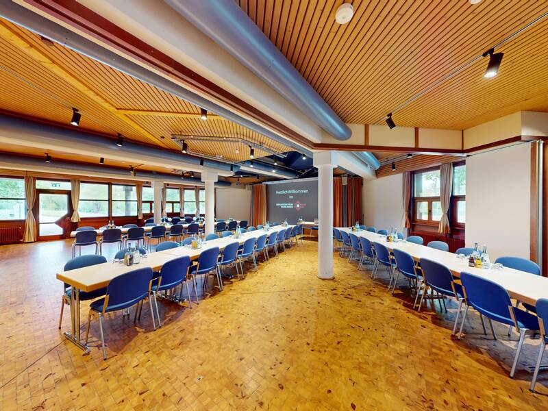 Das WN Studio in Tafelbetischung mit Bühne. 