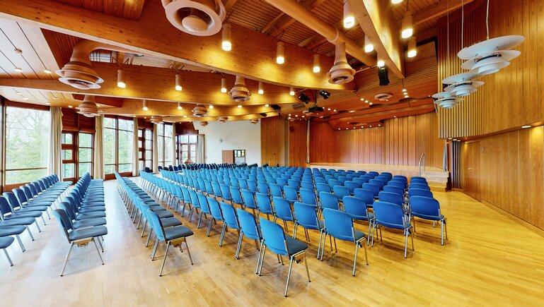 Der Welfensaal in Rihenbestuhlung und Bühne. 
