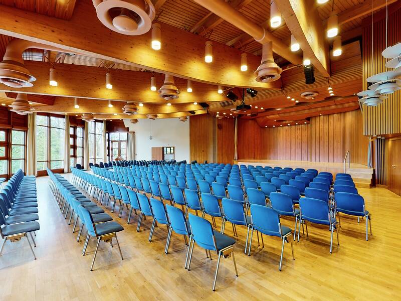 Der Welfensaal in Rihenbestuhlung und Bühne. 