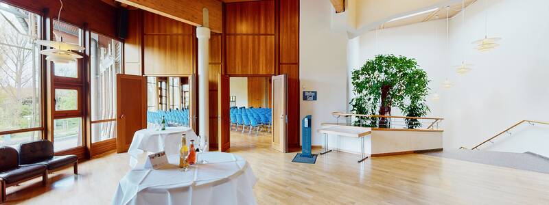 Foyer des Welfensaals  mit Stehtischen und geöffneten Türen zum Saal.