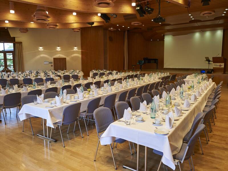Der Welfensaal in festlich eingedeckter Tafelbetischung. 