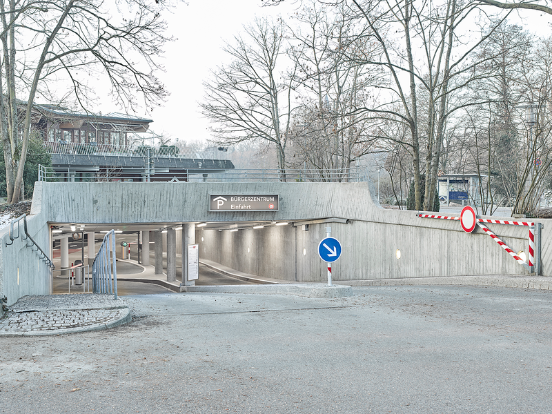 Auf dem Bild ist die Einfahrt zu einer Tiefgarage im Winter zu sehen.